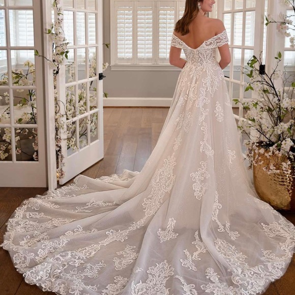 Essense of Australia Brand New Wedding Gown - Picture 1 of 8